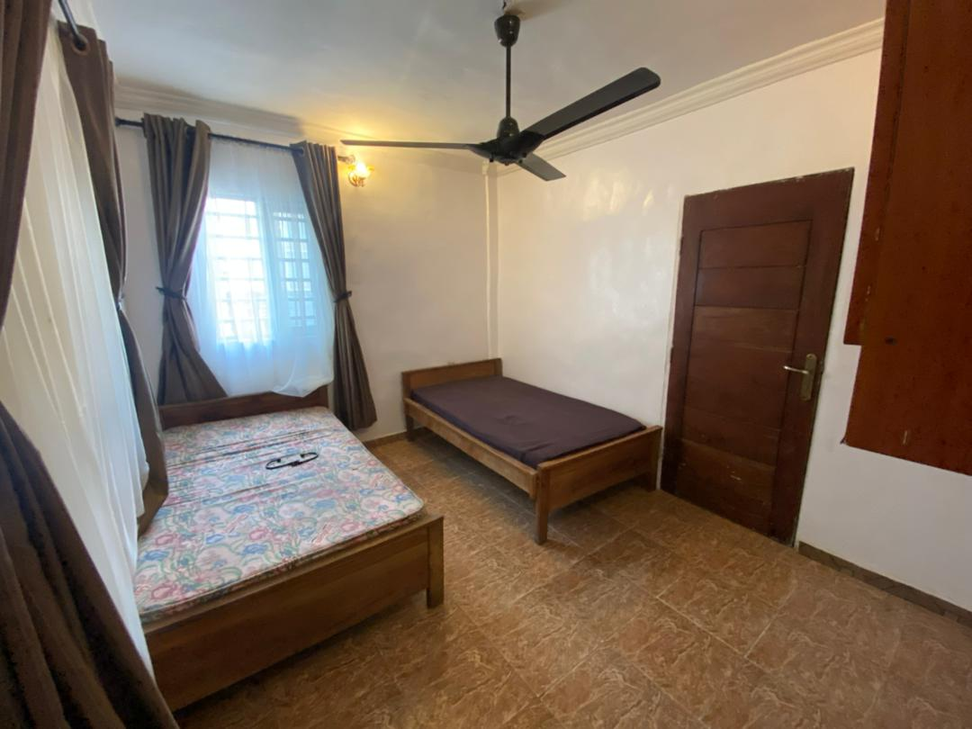 Single room with bookshelf and air conditioning at Rilwan AJALA Homes Lagos